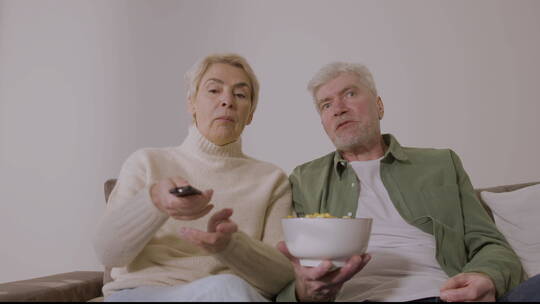 吃爆米花的老年夫妇特写视频素材模板下载