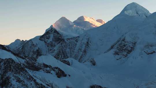 登山攀登雪山航拍