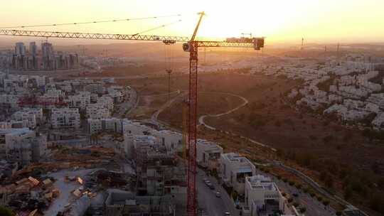 以色列莫迪因市的建筑工地和起重机，鸟瞰图，