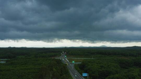 夏日恶劣天气高速公路乌云密布乌云蔽日02