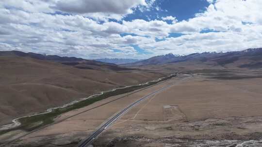 航拍晴朗天气下横穿西藏无人区的公路