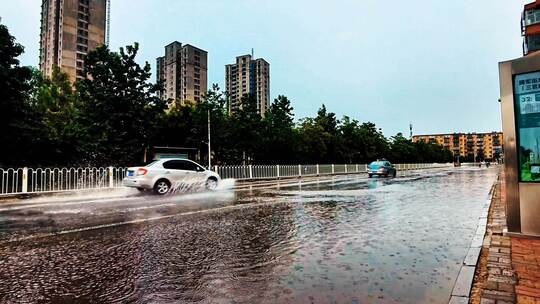 慢镜头城市内涝，雨中的城市道路交通