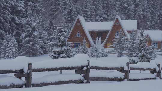 新疆喀纳斯大雪中的尖顶木屋