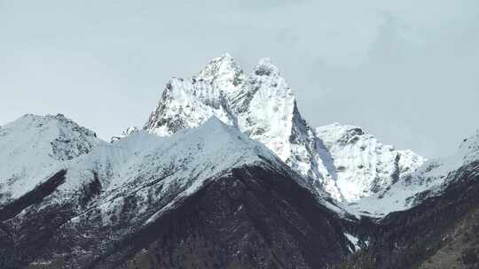 航拍西藏林芝冬季雪山风光