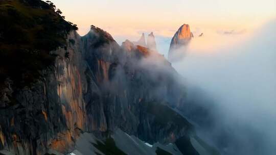 云雾缭绕的壮丽大山景观