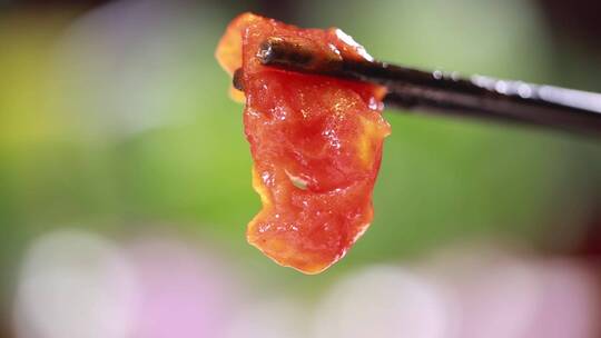 筷子夹起炒西红柿