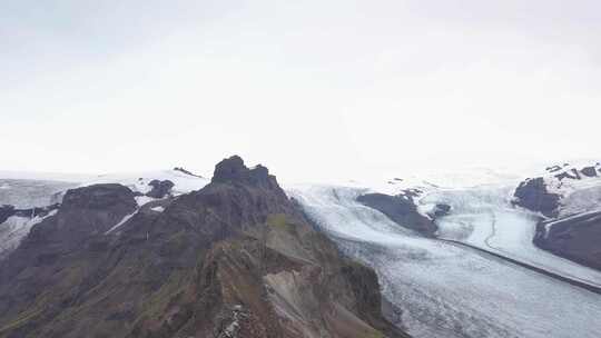 游客奔向克里斯蒂纳丁达山顶