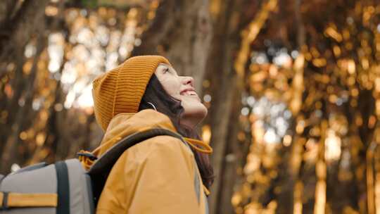 年轻女子享受宁静的秋季徒步旅行