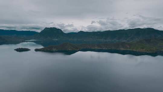 云南高原湖泊泸沽湖远景全景