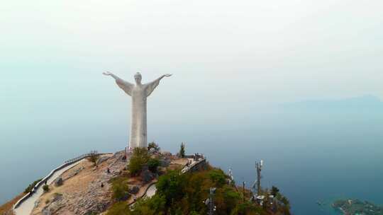 空中娃娃：无人机飞向马拉蒂亚的救世主基督雕像，站在上面