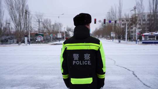 交警执勤在下雪指挥交通 冬天