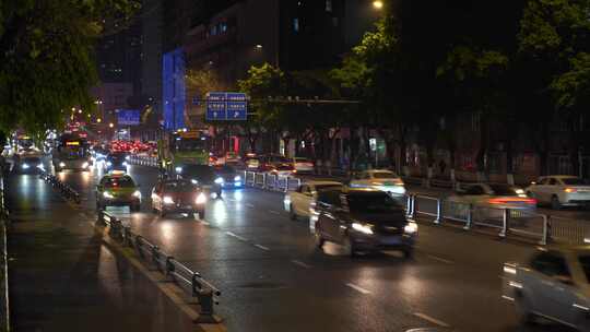 夜晚城市道路车流交通马路车来车往街景夜景