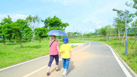 奶奶和孙子走在路上视频素材模板下载