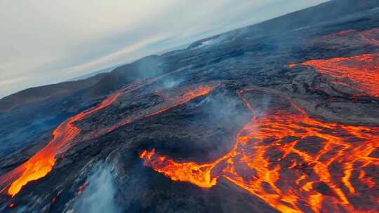 壮观的火山熔岩流淌景象