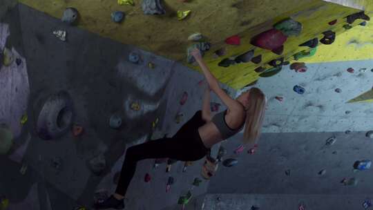 活跃的女攀岩运动员在健身房练习