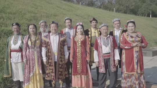 维吾尔族少数民族对着镜头招手微笑慢动作
