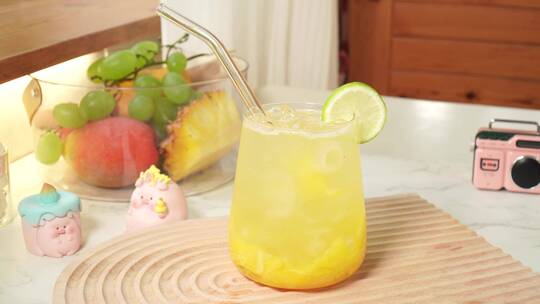 菠萝气泡水水果饮料健康饮品