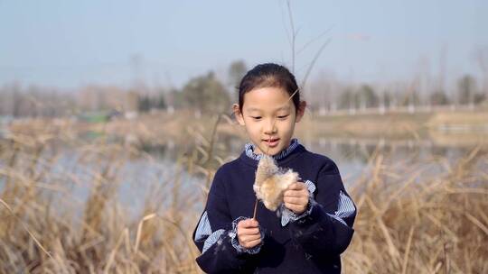 冬季在公园湖边游玩的中国女孩