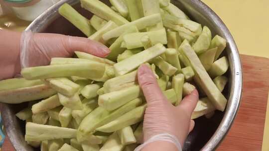 食盐腌制茄子条去水分处理食材