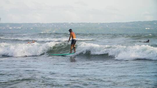 男人在海上冲浪