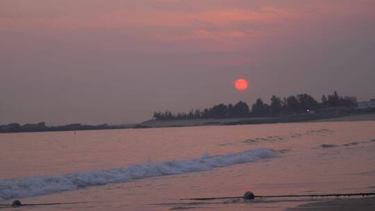 海边沙滩海水浪花拍打美丽海岸线黄昏日落