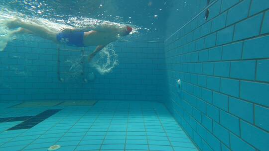 游泳的人脚蹬墙面再游走视频素材模板下载