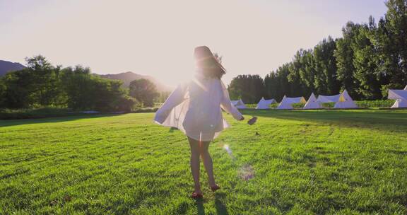 一个美女在露营地的草地上开心奔跑