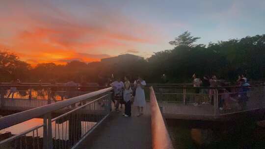 居民拍摄夕阳日落