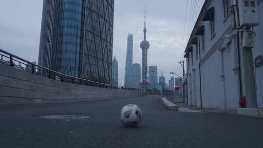 一个足球在上海各马路上滚动