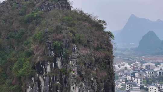 航拍攀登桂林阳朔矮山的攀岩者