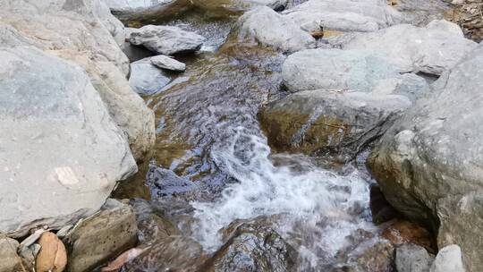 4K拍摄山谷中的溪水