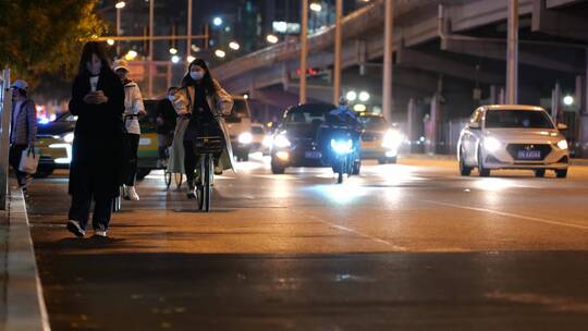 城市马路夜景下班骑车回家的人视频素材模板下载