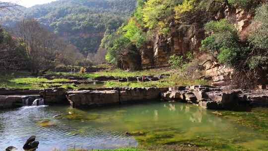 山间溪流自然风光