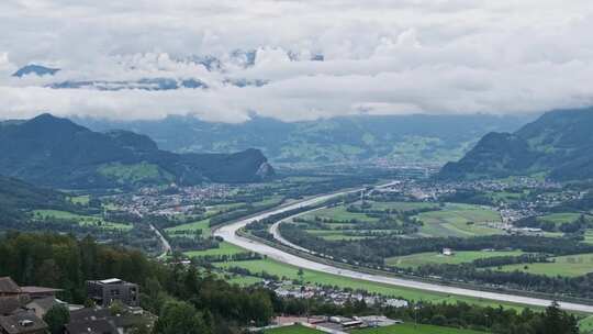 莱茵河畔瓦杜兹山谷风景全景列支敦士登阿尔卑斯山