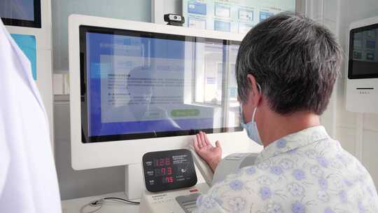 老人医院操作自助医疗设备