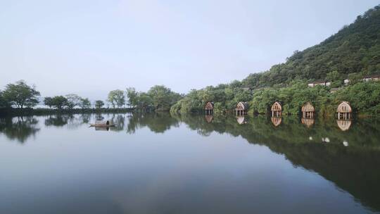 航拍杭州富阳芳草地开元度假村临水船屋客房