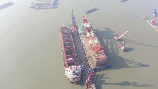 航拍扬州港口造船厂轮船货轮航行素材