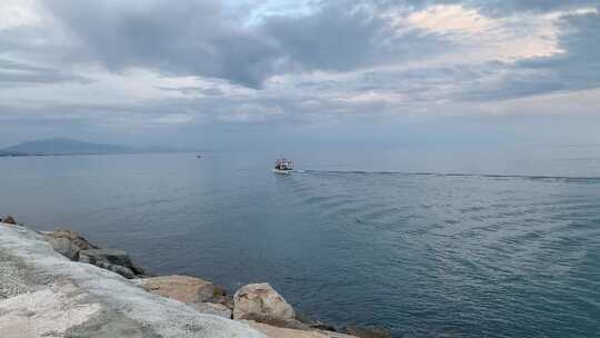 海上的渔船和风景如画的海景