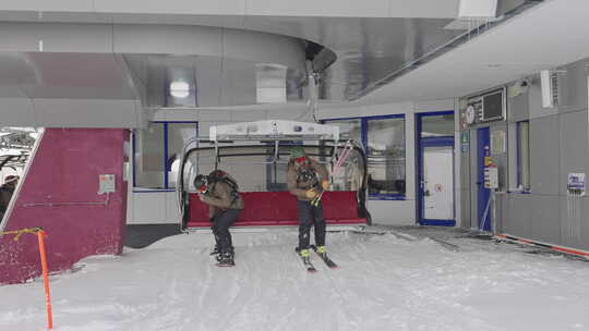 滑雪者从滑雪缆车上下来