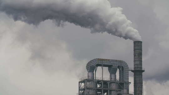 滚滚浓烟从工厂烟囱冒出大气污染题材视频素材模板下载