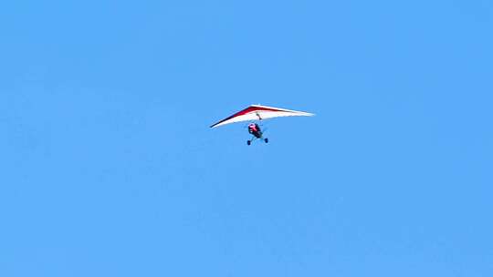 蓝天上飞翔的滑翔机视频素材模板下载