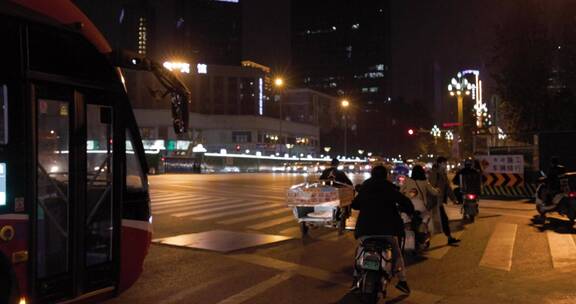 一组夜晚下班回家车流城市街景空镜头 4K