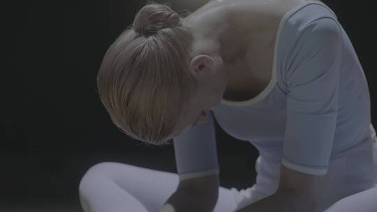 芭蕾舞演员刻苦训练挫折受伤难过低头痛哭