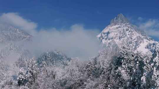 峡谷地貌雪景