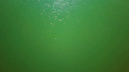 波光粼粼的河水河面