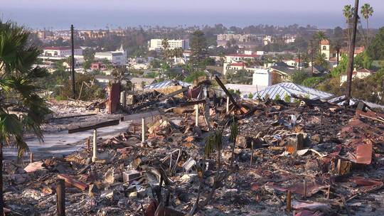 俯瞰大火后被毁的公寓废墟