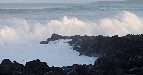 巨浪卷过夏威夷多石的海岸