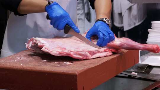 西班牙巴塞罗那拉博克里亚的屠夫用刀把生猪
