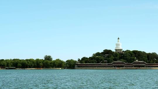 晴朗天气午后的北京北海公园白塔