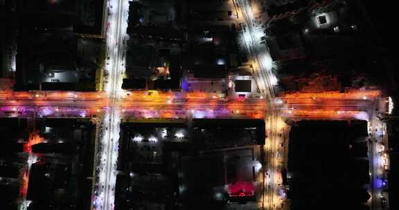 夜晚雪后城市道路灯火通明的景象